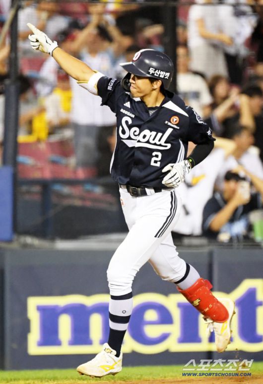 6일 잠실구장에서 열린 LG 트윈스와 두산 베어스의 경기. 8회초 2사 1루 두산 김민석이 역전 투런포를 날린 뒤 환호하고 있다. 잠실=박재만 기자 pjm@sportschosun.com/2025.08.06/