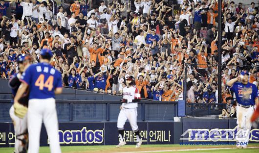 10일 서울 잠실구장에서 열린 한화-LG전. 한화가 5대4로 승리했다. 3루쪽 한화 팬들이 환호하고 있다. 잠실=정재근 기자 cjg@sportschosun.com/2025.8.10/