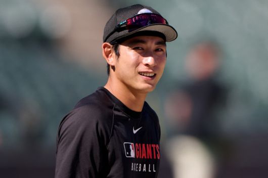 Aug 8, 2025; San Francisco, California, USA; San Francisco Giants center fielder Jung Hoo Lee (51) looks on during batting practice before the game between the San Francisco Giants and the Washington Nationals at Oracle Park. Mandatory Credit: Robert Edwards-Imagn Images연합뉴스
