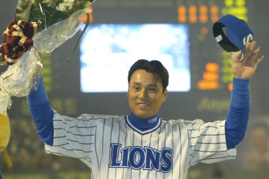 삼성의 이승엽이 56호 아시아신기록 홈런을 날린 후 축하의 꽃다발을 받고 있다. 스포츠조선DB