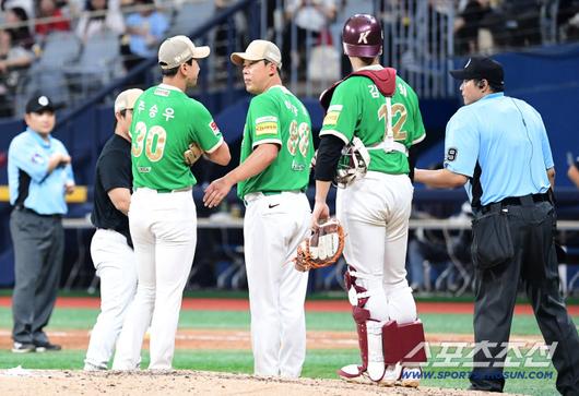 10일 고척스카이돔에서 열린 키움과 두산의 경기. 9회초 2사 2루. 몸 불편함 호소하며 자진 강판하는 키움 마무리 주승우. 고척=송정헌 기자songs@sportschosun.com/2025.08.10/