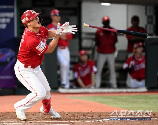 10일 부산 사직야구장에서 열린 SSG와 롯데의 경기, SSG 하재훈이 타격을 하고 있다. 부산=허상욱 기자wook@sportschosun.com/2025.08.10/