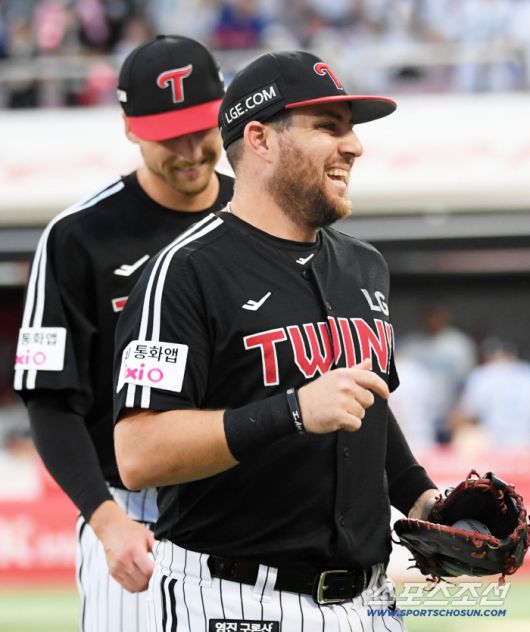 강력한 직구보다 더 빛났던 톨허스트의 병살 수비에 1루수 오스틴은 활짝 웃었다.