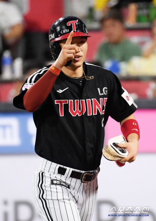 5회 적시타로 선발 톨허스트에게 선취점을 안긴 박해민이 손가락 한 개를 펴 보이고 있다.
