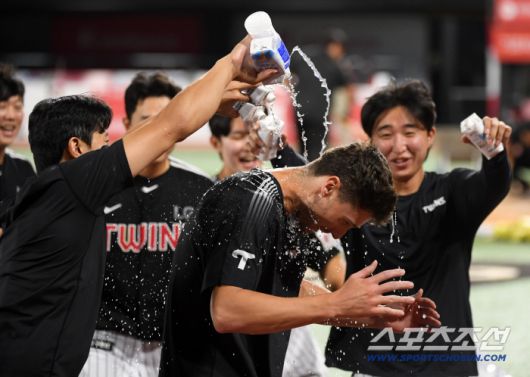 데뷔전 승리까지 거둔 톨허스트는 시원한 물세례와 함께 잊지 못할 하루를 마무리했다.