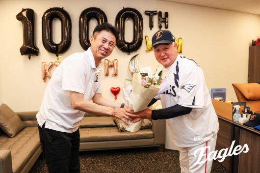 김경문 한화 감독(오른쪽)에게 축하 꽃다발을 전하는 손혁 한화 단장. 사진제공=한화 이글스