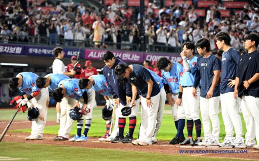 10일 부산 사직야구장에서 열린 SSG와 롯데의 경기, SSG가 10대1로 승리했다. 경기에 패한 롯데 선수들이 팬들에게 인사하고 있다. 부산=허상욱 기자wook@sportschosun.com/2025.08.10/