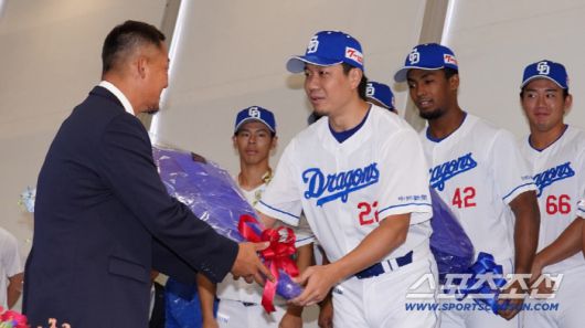 나카타는 니혼햄에서 시작해 요미우리를 거쳐 2024년 주니치 유니폼을 입었다. 주니치 팀 동료들이 나카타에게 꽃다발을 전달하고 있다. 사진캡처=주니치 드래곤즈 SNS