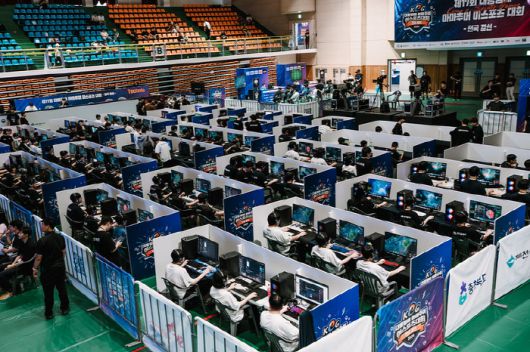 16~17일 제천체육관에서 열린 '제17회 대통령배 아마추어 이스포츠 대회' 전국 결선에서 선수들이 경기를 치르고 있다. 사진제공=한국e스포츠협회