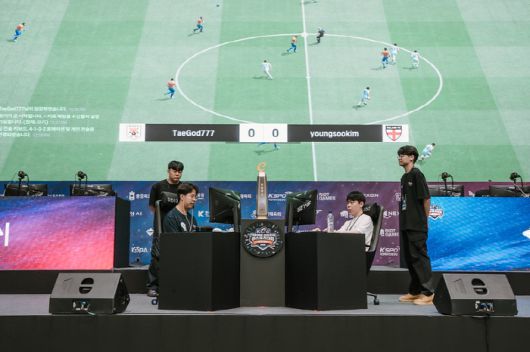 17일 제천체육관에서 열린 '제17회 대통령배 아마추어 이스포츠 대회' 전국 결선의 'FC 온라인' 종목에서 김태신(울산·왼쪽)과 김영수(경북)이 결승 경기를 갖고 있다. 사진제공=한국e스포츠협회