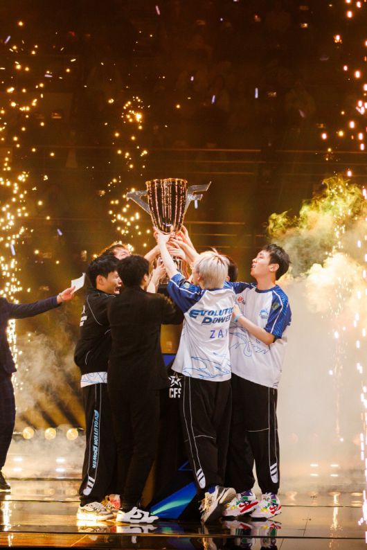 지난해 열린 'CFS 2024' 그랜드 파이널에서 우승을 차지한 에볼루션 파워 게이밍 선수들이 우승컵을 들고 기뻐하고 있다. 사진제공=스마일게이트