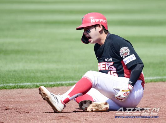 25일 대구 삼성라이온즈파크에서 열린 KBO리그 삼성과 KIA의 경기. 3회 내야땅볼 타구 후 1루를 향해 달리던 박정우가 햄스트링 부상을 당했다. 고통스러워하는 박정우. 대구=송정헌 기자songs@sportschosun.com/2025.05.25/