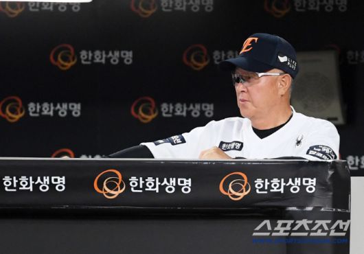 20일 대전 한화생명볼파크에서 열린 한화 이글스와 두산 베어스의 경기. 김경문 감독이 생각에 잠겨 있다. 대전=박재만 기자 pjm@sportschosun.com/2025.08.20/