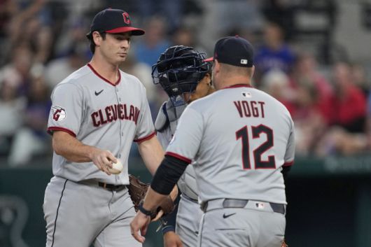 스티븐 보트 클리블랜드 갇목이 4회 마운드에 올라 선발투수 개빈 윌리엄스를 교체하고 있다. AP연합뉴스