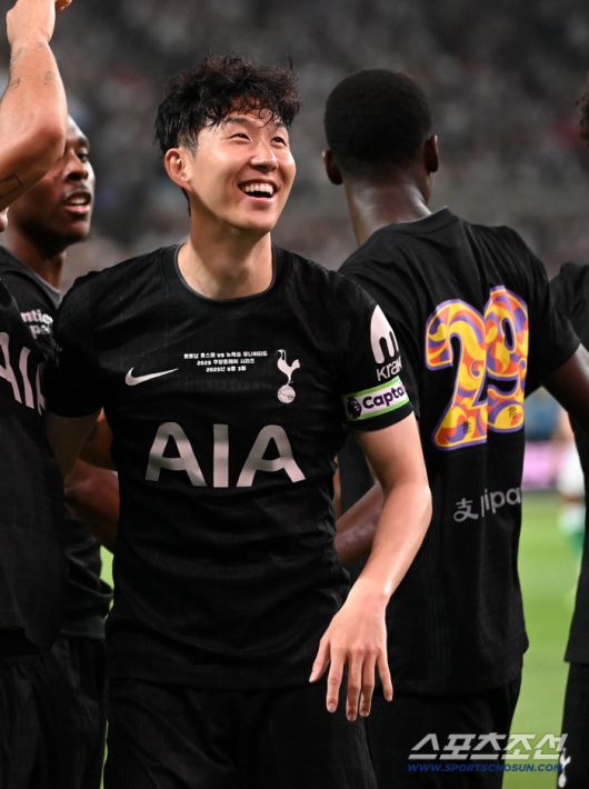 3일 서울월드컵경기장에서 열린 토트넘과 뉴캐슬의 경기, 토트넘 브레넌 존슨이 선제골을 터뜨린 후 손흥민과 기쁨을 나누고 있다. 상암=허상욱 기자wook@sportschosun.com/2025.08.03/