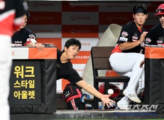 더그아웃 앞으로 날아오는 파울 타구를 낚아채는 이의리의 나쁜 손. 대전=허상욱 기자