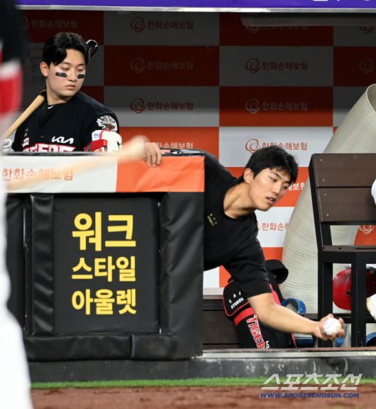 김태군의 파울 타구를 잡아내는 이의리.