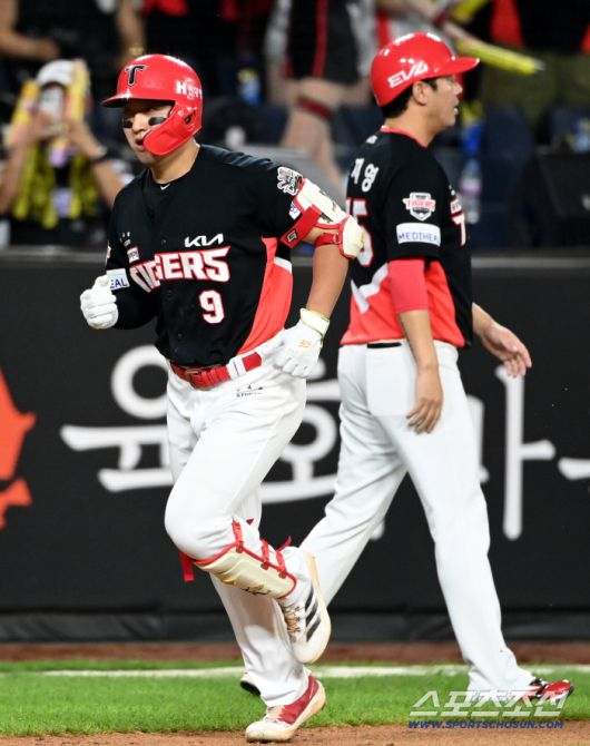 류현진을 상대로 선제 솔로포를 터뜨리는 윤도현