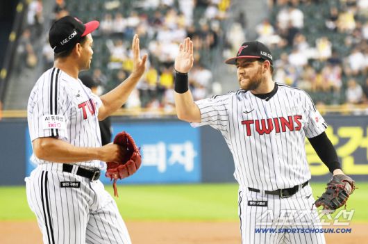 2일 잠실구장에서 열린 LG 트윈스와 롯데 자이언츠의 경기. LG 선발 치리노스가 이닝을 마친 뒤 오스틴과 하이파이브를 하고 있다. 잠실=박재만 기자 pjm@sportschosun.com/2025.09.02/
