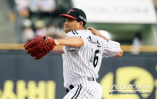 2일 잠실구장에서 열린 LG 트윈스와 롯데 자이언츠의 경기. LG 치리노스가 역투하고 있다. 잠실=박재만 기자 pjm@sportschosun.com/2025.09.02/