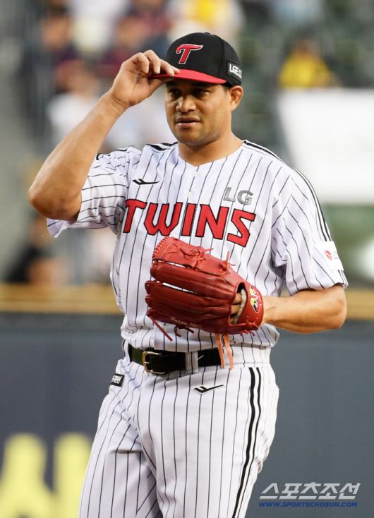 2일 잠실구장에서 열린 LG 트윈스와 롯데 자이언츠의 경기. LG 치리노스가 역투하고 있다. 잠실=박재만 기자 pjm@sportschosun.com/2025.09.02/