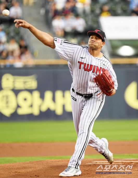 2일 잠실구장에서 열린 LG 트윈스와 롯데 자이언츠의 경기. LG 치리노스가 역투하고 있다. 잠실=박재만 기자 pjm@sportschosun.com/2025.09.02/