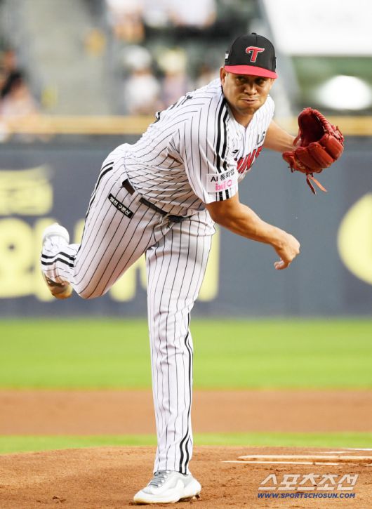 2일 잠실구장에서 열린 LG 트윈스와 롯데 자이언츠의 경기. LG 치리노스가 역투하고 있다. 잠실=박재만 기자 pjm@sportschosun.com/2025.09.02/