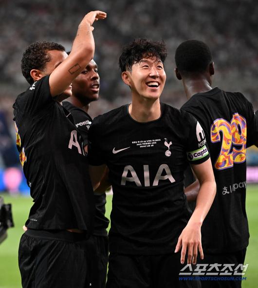 3일 서울월드컵경기장에서 열린 토트넘과 뉴캐슬의 경기, 토트넘 브레넌 존슨이 선제골을 터뜨린 후 손흥민과 기쁨을 나누고 있다. 상암=허상욱 기자wook@sportschosun.com/2025.08.03/