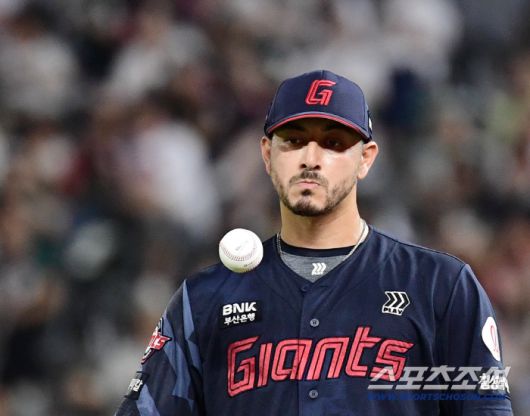 5일 인천 SSG랜더스필드에서 열린 SSG와 롯데의 경기. 4회말 무사 1루. 투수 보크를 저지른 롯데 벨라스케즈. 인천=송정헌 기자songs@sportschosun.com/2025.09.05/