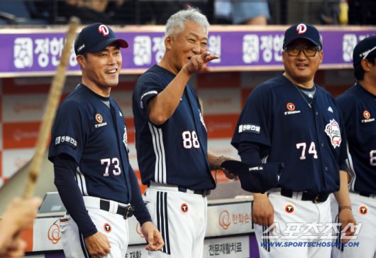 19일 대전 한화생명볼파크에서 열린 한화 이글스와 두산 베어스의 경기. 두산 조성환 대행과 고토 코치가 한화 선수들과 인사를 나누고 있다. 대전=박재만 기자 pjm@sportschosun.com/2025.08.19/
