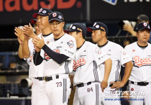 28일 잠실구장에서 열린 두산 베어스와 삼성 라이온즈의 경기. 연장 10회말 2사 1,2루 두산 안재석의 끝내기 안타로 연패를 끊은 조성환 대행이 기뻐하고 있다. 잠실=박재만 기자 pjm@sportschosun.com/2025.08.28/