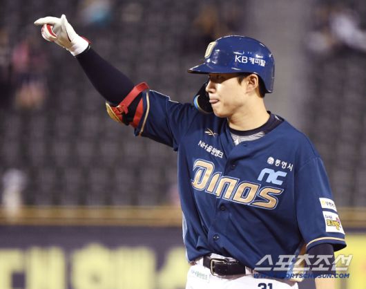 12일 서울 잠실구장에서 열린 NC-두산전. 4회초 2사 1루 최원준이 안타를 친 후 기뻐하고 있다. 잠실=정재근 기자 cjg@sportschosun.com/2025.8.12/