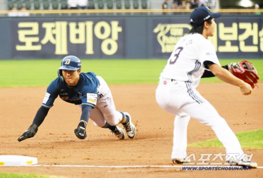 14일 잠실구장에서 열린 두산 베어스와 NC 다이노스의 경기. 1회초 무사 2루 NC 박민우 땅볼 때 최원준이 3루를 파고들고 있다. 잠실=박재만 기자 pjm@sportschosun.com/2025.08.14/