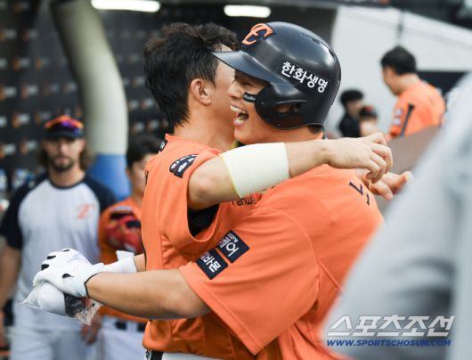 31일 대전 한화생명볼파크에서 열린 삼성-한화전. 1회말 2사 1루 노시환이 투런포를 친 후 손아섭과 포옹하며 환호하고 있다. 대전=정재근 기자 cjg@sportschosun.com/2025.8.31/