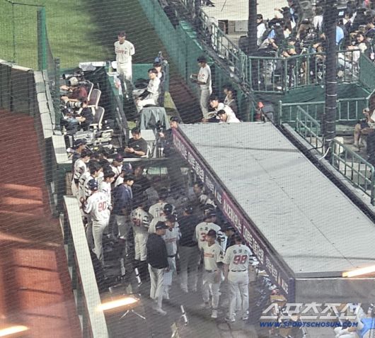 3회초를 마친 뒤 미팅을 하는 롯데 선수단. 부산=이종서 기자 bellstop@sportschosun.com