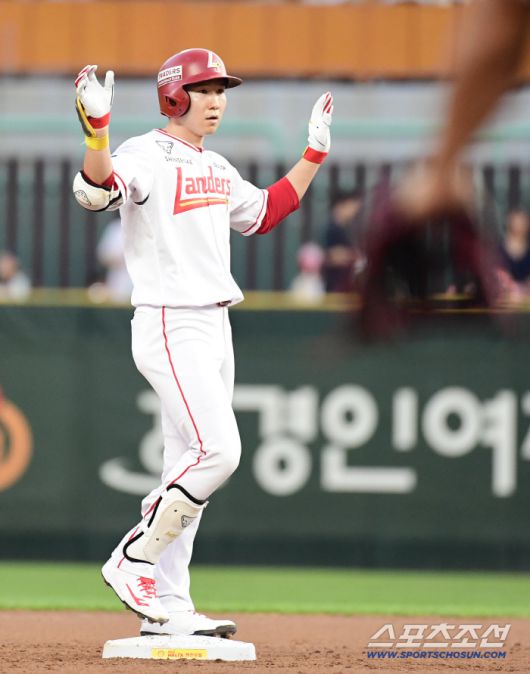 2일 인천 SSG랜더스필드에서 열린 SSG와 키움의 경기. 1회말 선두타자 2루타를 날린 SSG 박성한. 인천=송정헌 기자songs@sportschosun.com/2025.09.02/