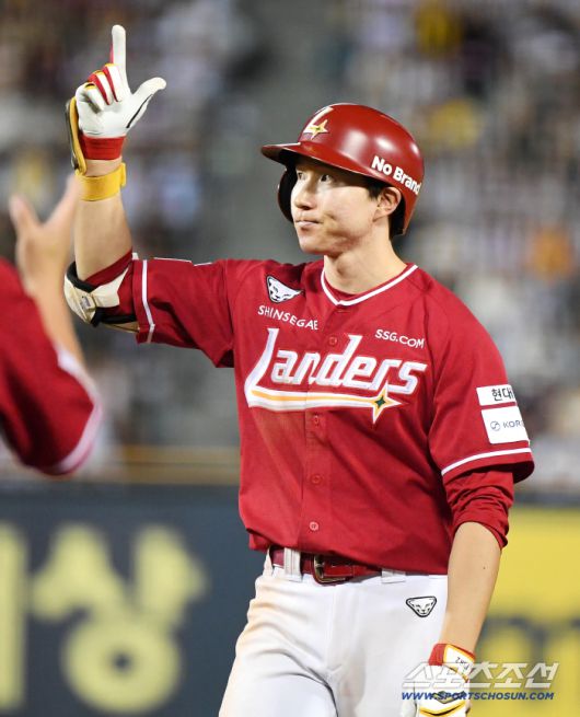 7일 서울 잠실구장에서 열린 SSG-LG전. 8회초 2사 2, 3루 박성한이 2타점 적시타를 친 후 기뻐하고 있다.  잠실=정재근 기자 cjg@sportschosun.com/2025.9.7/