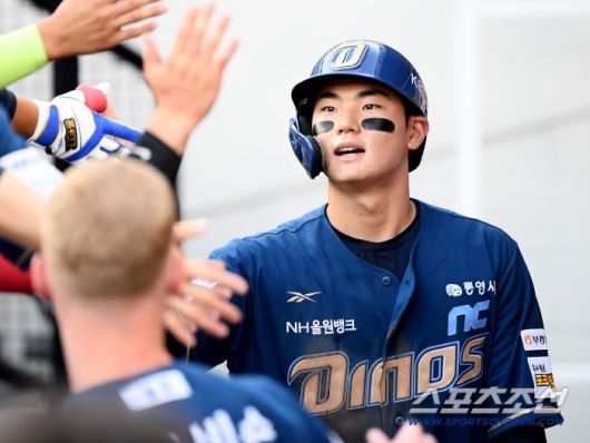 3일 대전 한화생명볼파크에서 열린 NC-한화전. 1회초 1사 1, 3루 오영수의 안타 때 득점한 김주원이 환영받고 있다. 대전=정재근 기자 cjg@sportschosun.com/2025.7.3/