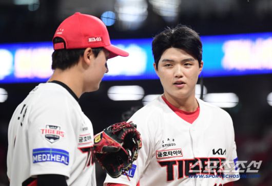 11일 광주 기아챔피언스필드에서 열린 KIA와 롯데의 경기. 2회 투구를 마치고 마운드를 내려오며 윤도현과 하이파이브를 나누고 있는 KIA 김태형. 광주=송정헌 기자songs@sportschosun.com/2025.09.11/