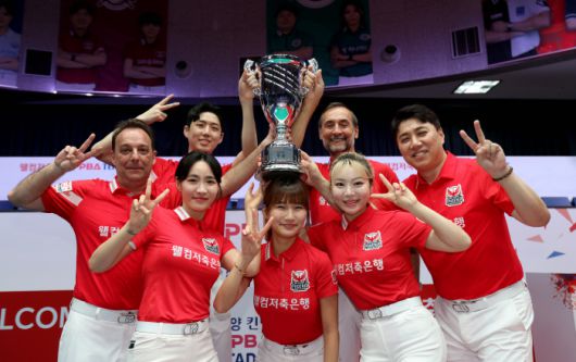 웰컴저축은행 선수들이 PBA팀리그 2라운드에서 우승한 뒤 기념촬영을 하고 있다. 사진제공=PBA