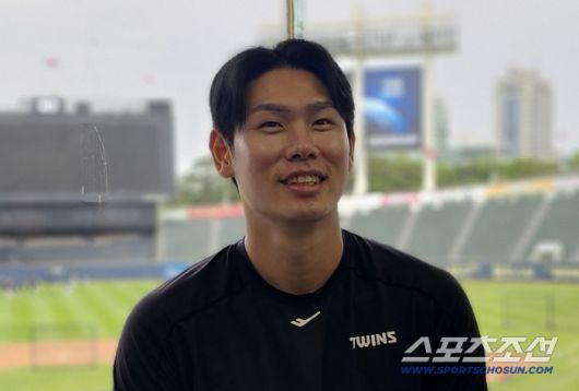 LG 홍창기가 12일 취재진과 인터뷰를 하고 있다. 잠실=권인하 기자