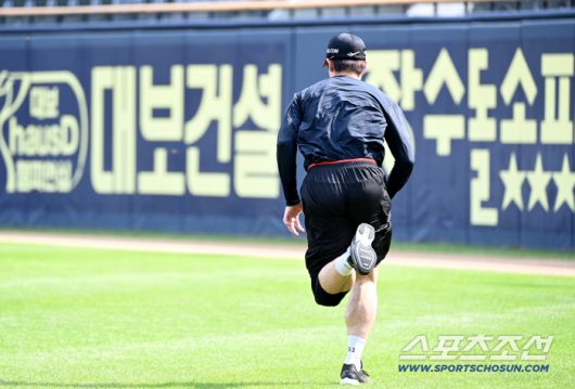 29일 잠실야구장에서 열린 키움과 LG의 경기, LG 홍창기가 외야 그라운드에서 훈련을 소화하고 있다. 잠실=허상욱 기자wook@sportschosun.com/2025.08.29/