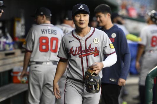 김하성이 워싱턴전을 앞두고 경기 준비를 하러 글러브를 들고 나서고 있다. AP연합뉴스