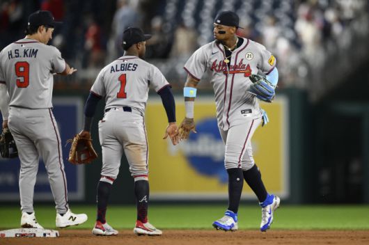 김하성과 알비스, 로날드 아쿠냐 주니어가 승리 세리머니를 하고 있다. AP연합뉴스