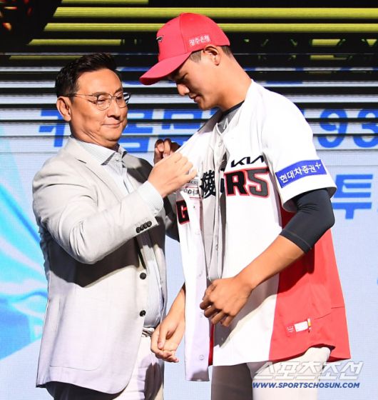 2024 KBO 신인 드래프트가 14일 웨스틴조선호텔 그랜드볼룸에서 열렸다. KIA에 1라운드 지명된 강릉고 조대현이 심재학 단장과 포즈를 취하고 있다. 박재만 기자pjm@sportschosun.com/2023.09.14/