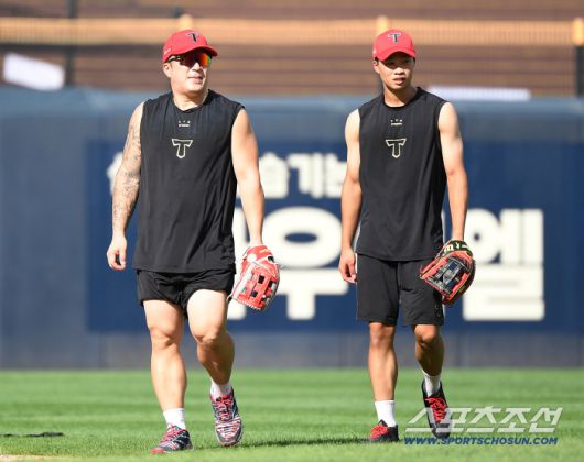 16일 광주 기아 챔피언스필드. 최형우와 박재현이 외야에서 함께 수비 훈련을 마친 후 들어오고 있다. 광주=정재근 기자 cjg@sportschosun.com/2025.9.16/