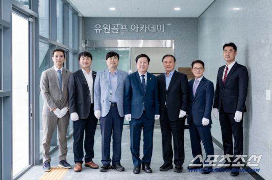 (사진1) 유원골프재단이 충남대학교 스포츠콤플렉스에 유원골프아카데미 17호점을 설립하고 22일 제막식을 진행했다. (왼쪽부터) 충남대학교 체육진흥원 이승민 원장, 대외협력본부 김기광 본부장, 김성섭 부총장, 김정겸 총