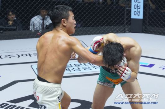 이정현이 편예준에게 펀치를 날리고 있다. 사진제공=로드FC