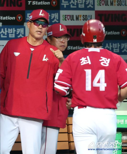 27일 서울 잠실구장에서 열린 SSG-두산전. 5회초 2사 최정이 솔로포를 친 후 이숭용 감독의 축하를 받고 있다. 잠실=정재근 기자 cjg@sportschosun.com/2025.9.27/