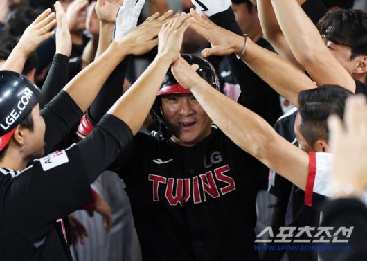 29일 대전 한화생명볼파크에서 열린 LG-한화전. 5회초 1사 오지환이 솔로포를 친 후 환영받고 있다. 대전=정재근 기자 cjg@sportschosun.com/2025.9.29/